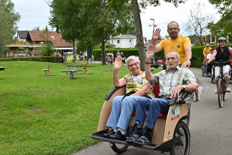 Die Freude unter allen Teilnehmenden war groß. - Im Rikscha-Korso durchs Dorf bis zum Bodensee - Im Rikscha-Korso durchs Dorf bis zum Bodensee