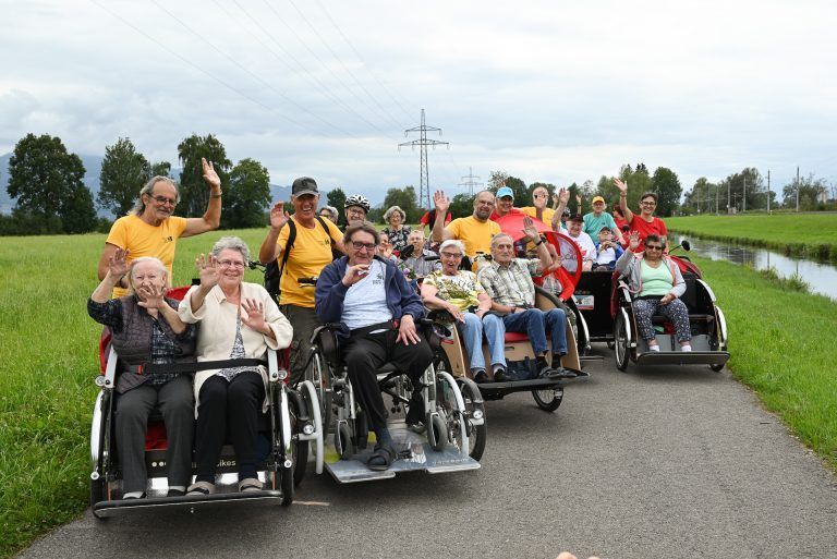 Die Guppe der Rikscha-Gruppe war groß. - Im Rikscha-Korso durchs Dorf bis zum Bodensee - Im Rikscha-Korso durchs Dorf bis zum Bodensee