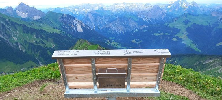 Bank beim neuen Gipfelkreuz auf dem Glatthorn