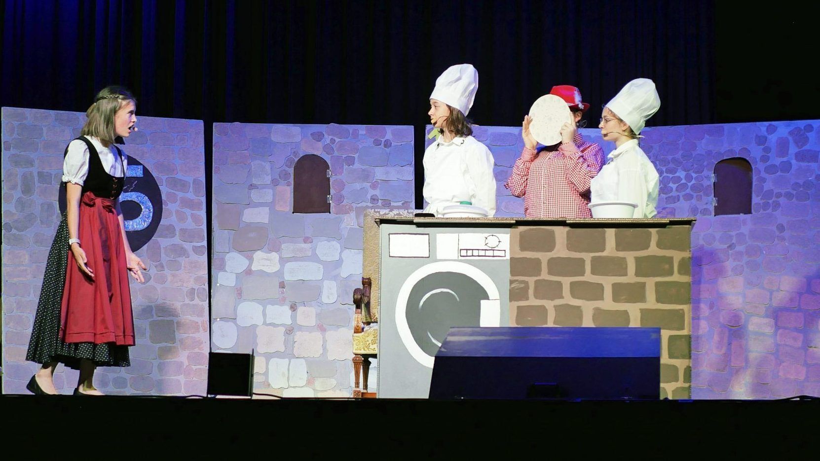 Bekannte Begebenheiten neu erzählt: Die jungen "Showtalente" überzeugten beim Musical im Leiblachtalsaal. - © Musikmittelschule Bregenz-Stadt