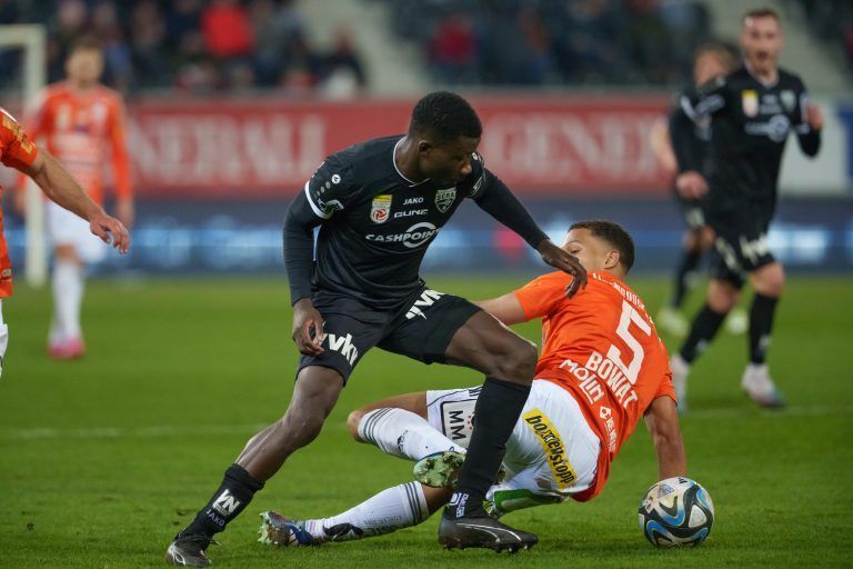 Altach – ÖSTERREICH: v.l. Ousmane Diawara (Altach) gegen Ibane Bowat (Hartberg) am Samstag, 24. Februar 2024, während der Admiral Bundesliga-Begegnung, 20. Runde, zwischen Cashpoint SCR Altach gegen TSV Egger Glas Hartberg im der Cashpoint Arena in Altach