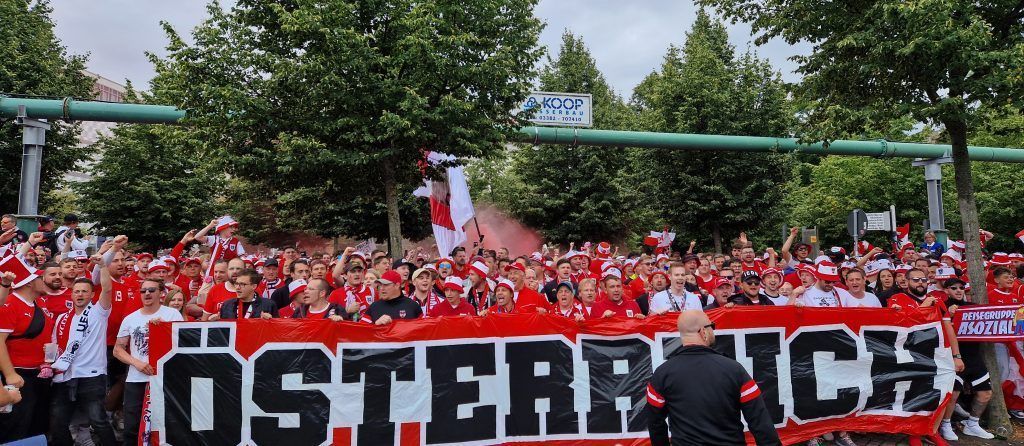 Rot-Weiß-Rote Fangesänge