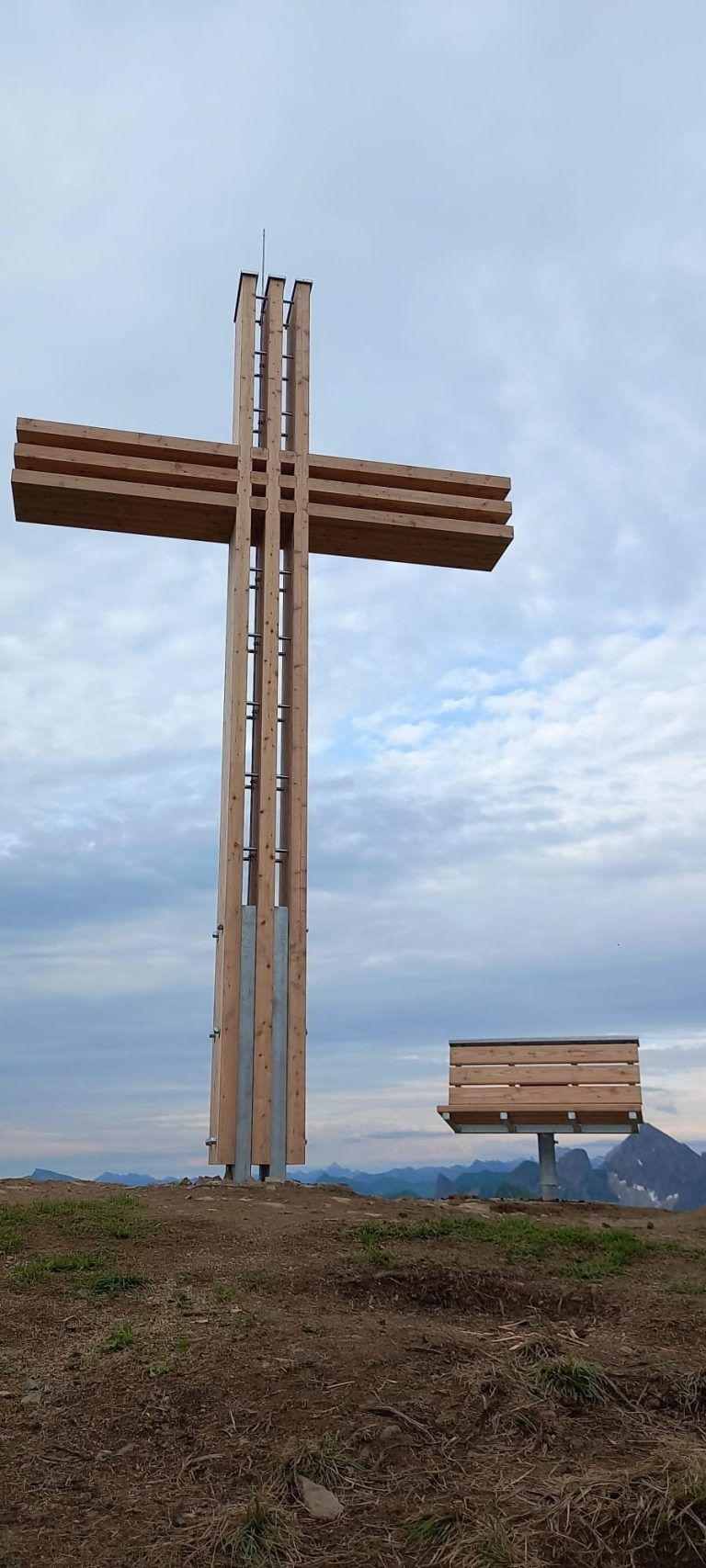 Bank beim neuen Gipfelkreuz auf dem Glatthorn