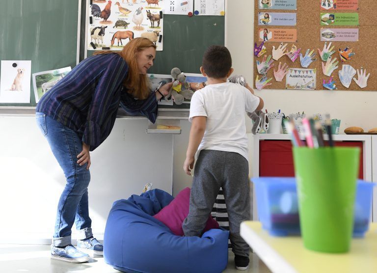 ABD0005_20181008 – WIEN – STERREICH: ++ THEMENBILD ++ Illustration zum Thema “Schule / Deutschklasse / Deutschfrderklasse: Mit dem neuen Schuljahr starten auch die separaten Deutschfrderklassen. In den Deutschfrderklassen wird 15 bis 20 Wochenstunden nach eigenem Lehrplan Deutsch unterrichtet. In Fchern wie Zeichnen, Musik oder Turnen findet der Unterricht allerdings gemeinsam mit Schlern der Regelklasse statt. […]