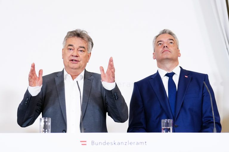 ABD0006_20240704 – WIEN –
STERREICH: Vizekanzler Werner Kogler (GRNE) und Bundeskanzler Karl Nehammer (
VP) am Donnerstag, 04. Juli 2024, anl. des Pressefoyers nach dem Ministerrat in Wien. – FOTO: APA/EVA MANHART
