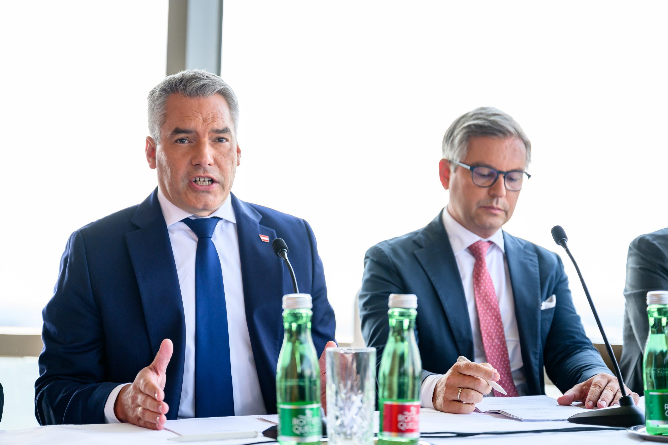 ABD0017_20240722 – WIEN –
STERREICH: v.l. Bundeskanzler Karl Nehammer (
VP), Bundesminister fr Finanzen Magnus Brunner (
VP) anlsslich eines Pressegesprches zum Thema ?Wachstum durch Ausbau der Infrasturktur” am Montag, 22. Juli 2024, in Wien. – FOTO: APA/MAX SLOVENCIK