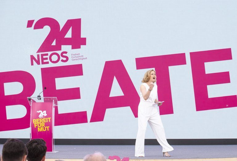 ABD0019_20240706 – WIEN – STERREICH: Parteichefin Beate Meinl-Reisinger (NEOS) am Samstag, 06. Juli 2024 im Rahmen einer NEOS Mitglieder-Versammlung in Wien. – FOTO: APA/TOBIAS STEINMAURER