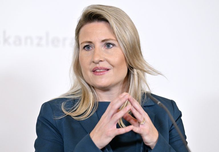 ABD0022_20240708 – WIEN –
STERREICH: Integrationsministerin Susanne Raab (
VP) am Montag, 08. Juli 2024, anl. einer Pressekonferenz zum Thema “Integrationsbericht 2024” im Bundeskanzleramt in Wien. – FOTO: APA/HANS KLAUS TECHT
