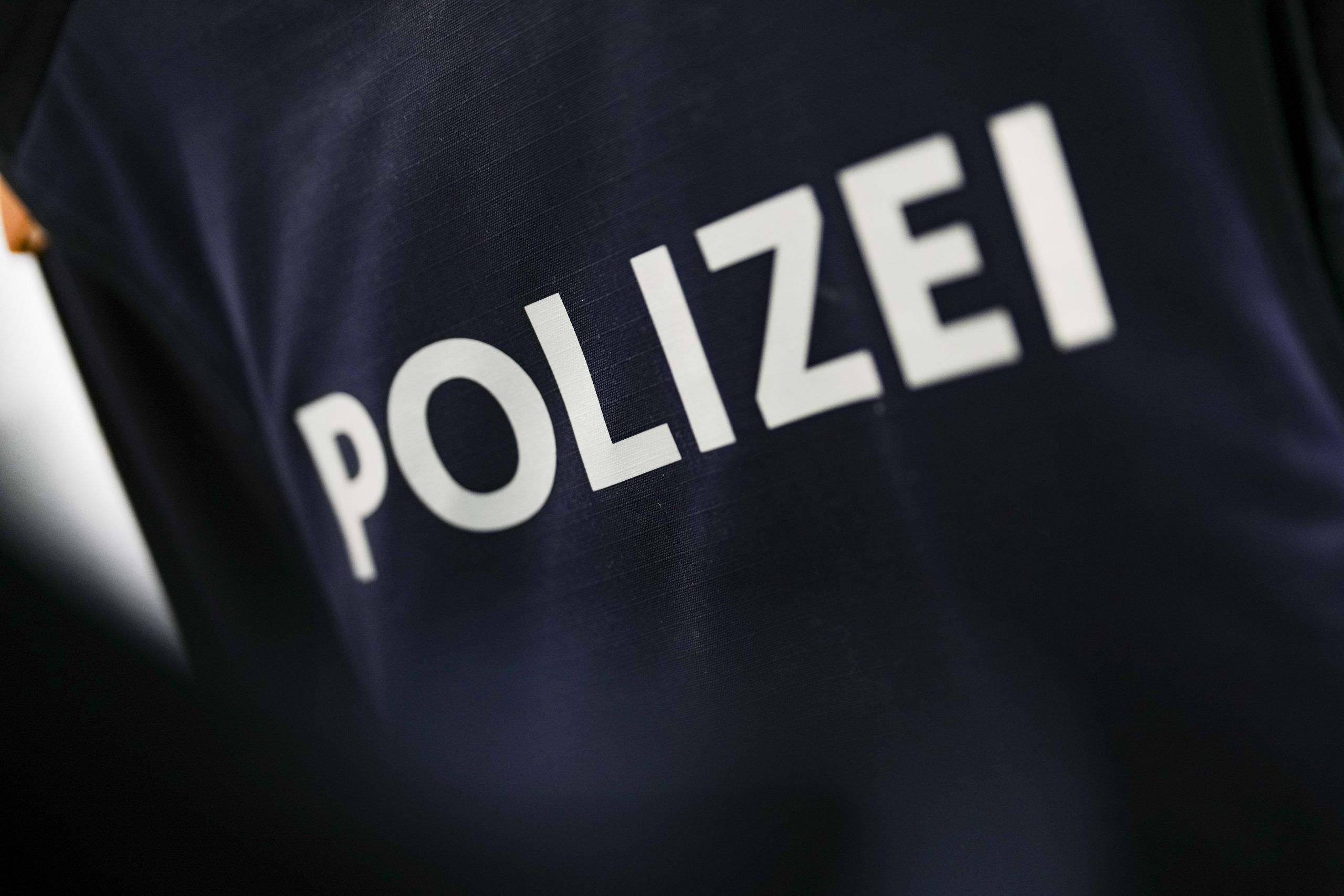 ABD0025_20231026 – WIEN –
STERREICH: ++ THEMENBILD ++ Der Schriftzug “Polizei” auf einer Uniform, aufgenommen am Freitag, 20. Oktober 2023 in Wien. – FOTO: APA/EVA MANHART