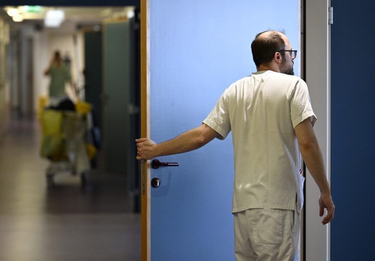 ABD0030_20230505 – WIEN – STERREICH: ++ THEMENBILD ++ Illustration zu den Themen “Pflege/Pflegepersonal/Krankenpflege/Gesundheitsbedienstete/Patient/Spital/Krankenhaus: Ein Krankenpfleger blickt am Donnerstag, 04. Mai 2023, in ein Krankenzimmer auf einer Station in einem Krankenhaus in Wien. – FOTO: APA/HANS KLAUS TECHT – ++ WIR WEISEN AUSDRCKLICH DARAUF HIN, DASS EINE VERWENDUNG DES BILDES AUS MEDIEN- UND/ODER URHEBERRECHTLICHEN GRNDEN AUSSCHLIESSLICH […]