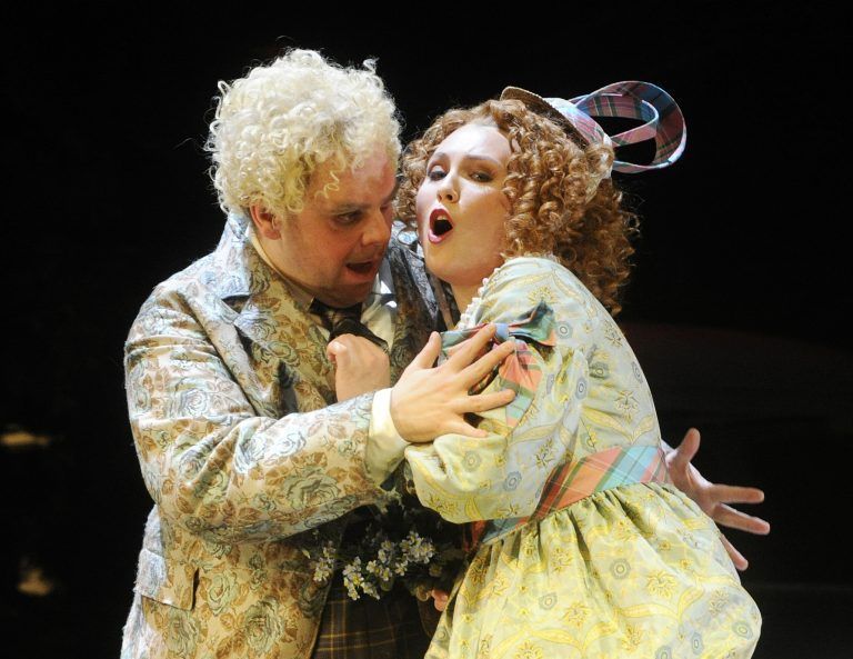 APA3306527-2 – 19122010 – WIEN – STERREICH: ZU APA-TEXT KI – Jennifer O«Loughlin als “Frau Fluth” und Lars Woldt als “Sir John Falstaff” whrend einer Fotoprobe der Oper “Die lustigen Weiber von Windsor” am Donnerstag, 16. Dezember 2010, in der Wiener Volksoper. Premiere: 18. Dezember 2010. APA-FOTO: HERBERT PFARRHOFER