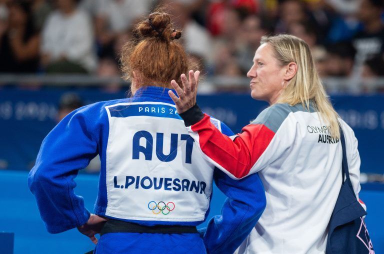 ABD0045_20240730 – PARIS – FRANKREICH: Lubjana Piovesana (AUT) und Trainerin Yvonne Snir-Bnisch am Dienstag, 30. Juli 2024, nach ihrer Begegnung gegen Prisca Awiti Alcaraz (MEX) in der bis 63kg Klasse im Judo anl. der olympischen Spiele in Paris. – FOTO: APA/GEORG HOCHMUTH