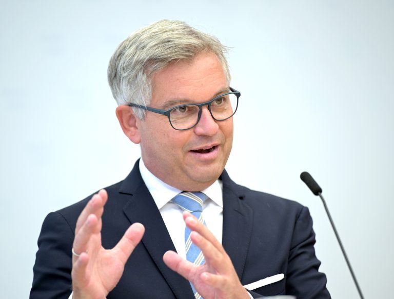 ABD0063_20240709 – WIEN – STERREICH: Finanzminister Magnus Brunner (VP) im Rahmen einer PK mit dem Titel “Finanzbildung: Vorstellung der neuen BMF-Lernmaterialien und PISA-Ergebnisse” am Diernstag, 9. Juli 2024, in Wien. – FOTO: APA/ROLAND SCHLAGER