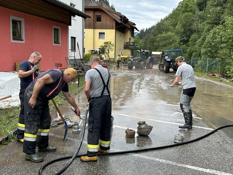 ABD0073_20240722 – KREMS IN KRNTEN – STERREICH: ++ HANDOUT ++ ZU APA0247 VOM 22.7.2024 – Aufrumarbeiten nach einem schweren Unwetter von Sonntagabend am Montag, 22. Juli 2024, in der Ortschaft Kremsbrcke in Oberkrnten. – FOTO: APA/BFKDO-SPITTAL/DRAU – ++ WIR WEISEN AUSDRCKLICH DARAUF HIN, DASS EINE VERWENDUNG DES BILDES AUS MEDIEN- UND/ODER URHEBERRECHTLICHEN GRNDEN AUSSCHLIESSLICH IM […]