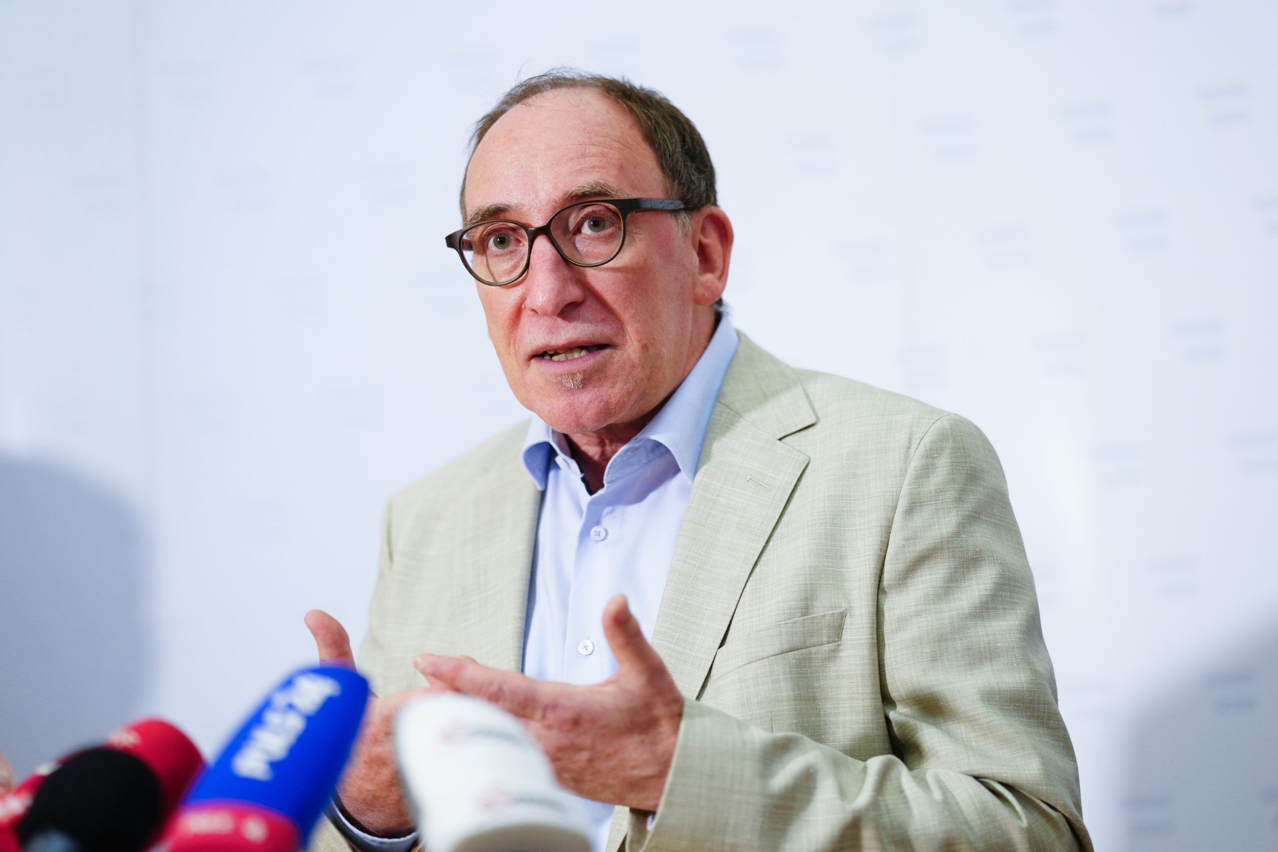 ABD0074_20240624 – WIEN – STERREICH: Sozialminister Johannes Rauch (GRNE) am Montag, 24. Juni 2024, im Rahmen eines Doorsteps nach Beginn des runden Tisches “Kindergrundsicherung” in Wien. – FOTO: APA/EVA MANHART