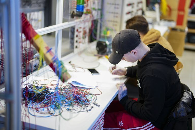 ABD0077_20230112 – WIEN – STERREICH: ++ THEMENBILD ++ Illustration zu den Themen AUSBILDUNG / WEITERBILDUNG / ARBEITSMARKT / HANDWERK. Im Bild: Zwei junge Mnner im Berufsausbildungszentrum des bfi Wien aufgenommen am Donnerstag, 12. Jnner 2023, in Wien. – FOTO: APA/EVA MANHART