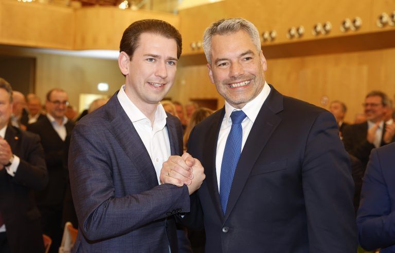 ABD0089_20220507 – GRAZ – STERREICH: Altkanzler Sebastian Kurz (VP /links) und Bundeskanzler Karl Nehammer (VP) anl. der Feier zum 70. Geburtstag von Landeshauptmann Hermann Schtzenhfer am Samstag, 07. Mai 2022, in Graz. – FOTO: APA/ERWIN SCHERIAU