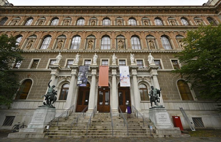 ABD0094_20211007 – WIEN –
STERREICH: Au§enansicht der Akademie der bildenden Knste Wien anl.einer Pressefhrung zur Ausstellung “Hungry for Time. Eine Einladung zu epistemischen Ungehorsam mit Raqs Media Collective in den Kunstsammlungen der Akademie der bildenden Knste Wien” am Donnerstag 07. Oktober 2021 in Wien. – FOTO: APA/HANS PUNZ