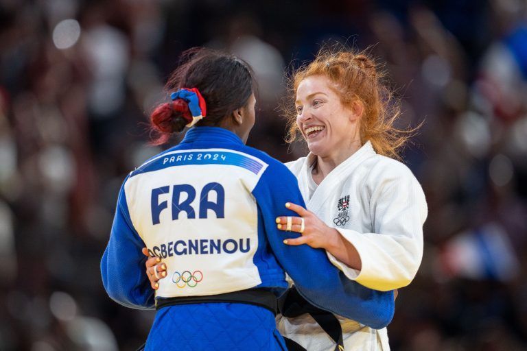 ABD0096_20240730 – PARIS – FRANKREICH: vlnr.: Clarisse Agbegnenou (FRA) und Lubjana Piovesana (AUT) am Dienstag, 30. Juli 2024, nach deren Begegnung in der bis 63kg Klasse anl. der olympischen Spiele in Paris. – FOTO: APA/GEORG HOCHMUTH