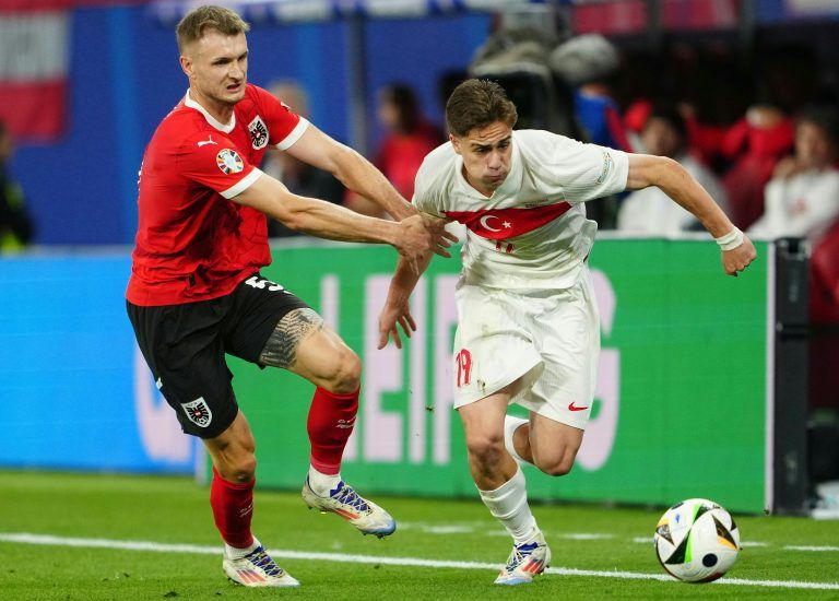 ABD0098_20240702 – LEIPZIG – DEUTSCHLAND: Stefan Posch (l./
sterreich) gegen Kenan Yildiz (Trkei) am Dienstag, 02. Juli 2024, anl. des UEFA EURO 2024-Achtelfinalspiels zwischen
sterreich und der Trkei in Leipzig. – FOTO: APA/GEORG HOCHMUTH