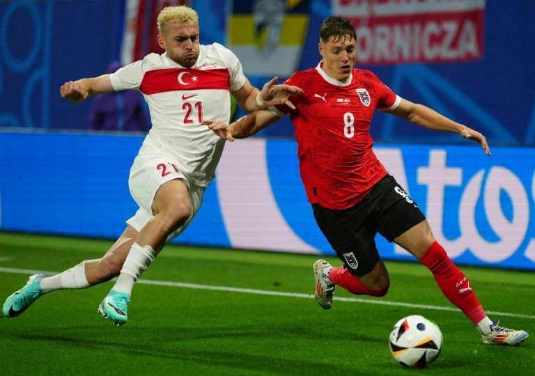 ABD0107_20240702 – LEIPZIG – DEUTSCHLAND: Alexander Prass (r./
sterreich) gegen Baris Alper Yilmaz (Trkei) am Dienstag, 02. Juli 2024, anl. des UEFA EURO 2024-Achtelfinalspiels zwischen
sterreich und der Trkei in Leipzig. – FOTO: APA/GEORG HOCHMUTH