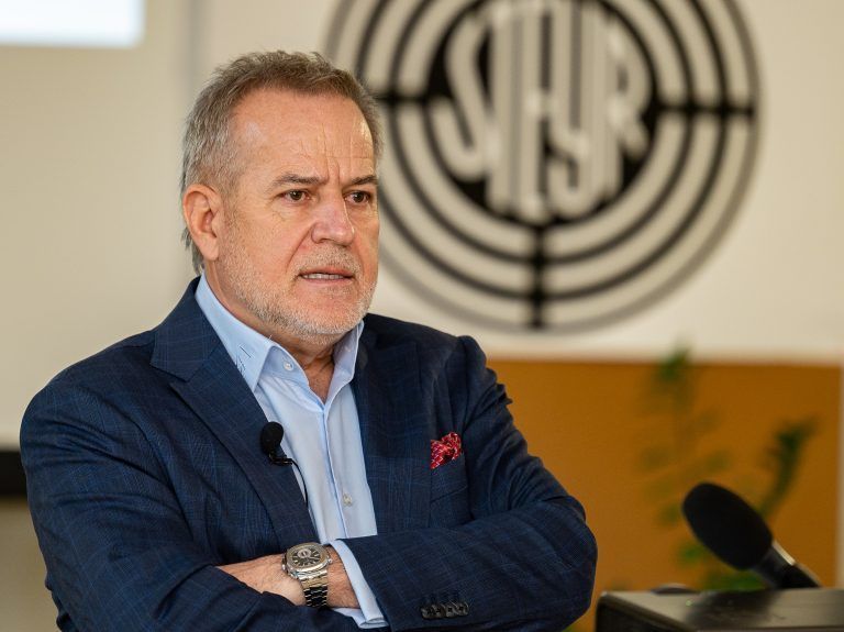 ABD0118_20210326 – STEYR –
STERREICH: Investor Siegfried Wolf am Freitag, 26. Mrz 2021, im Rahmen einer Pressekonferenz nach einer Betriebsversammlung beim Lkw-Hersteller MAN Steyr in Obersterreich. – FOTO: APA/FOTOKERSCHI.AT / KERSCHBAUMMAYR