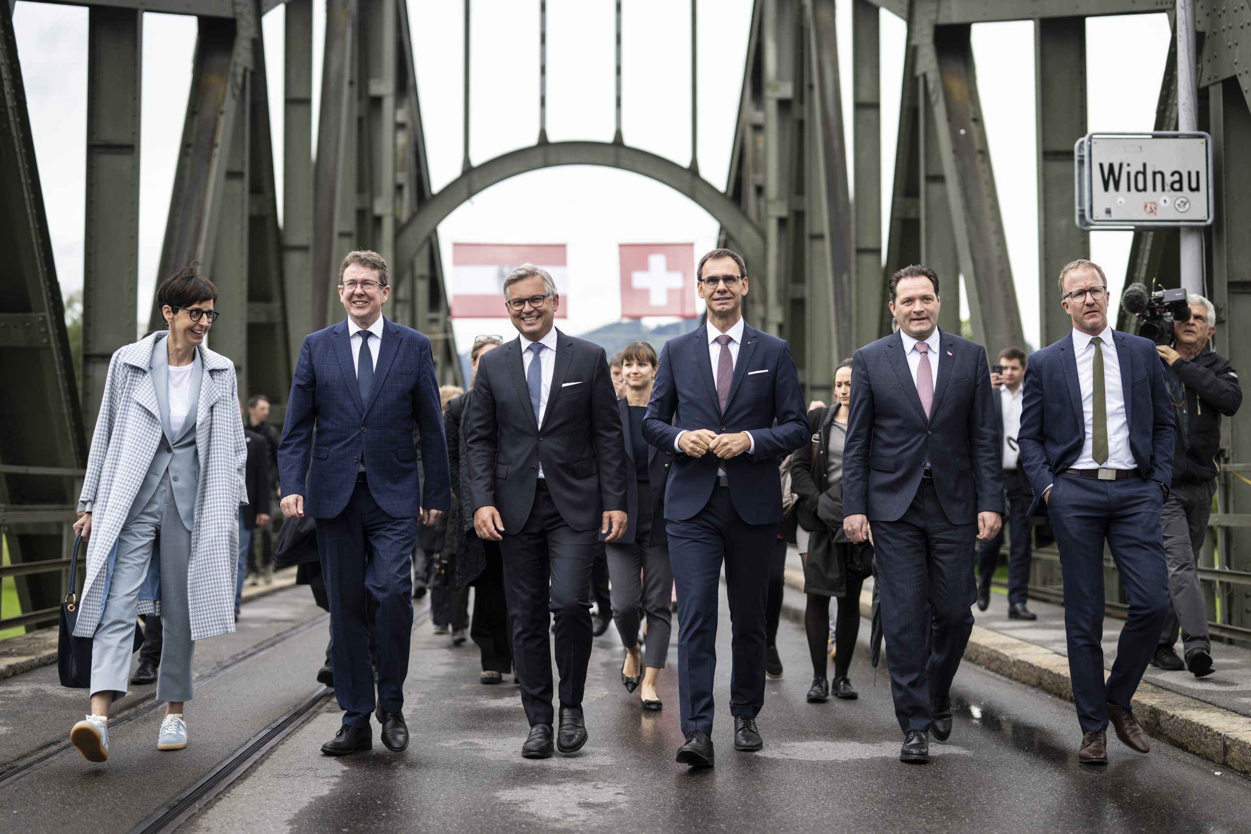 ABD0119_20240517 – WIDNAU – SCHWEIZ: Susanne Hartmann, Regierungsraetin (St. Gallen), Bundesrat Albert Roesti, Magnus Brunner, Bundesfinanzminister (Oesterreich), Markus Wallner, Landeshauptmann Vorarlberg, Norbert Totschnig, Bundesminister (Oesterreich), und Christian Gantner, Landesrat Vorarlberg, von links, treffen ein zur Unterzeichnung des vierten Staatsvertrags zwischen der Schweizerischen.Eidgenossenschaft und der Republik Oesterreich ueber die Verbesserung des.Hochwasserschutzes am Rhein, aufgenommen am Freitag, […]