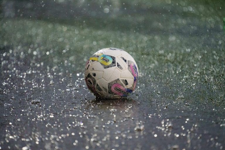 ABD0143_20240712 – ALTACH –
STERREICH: ++ THEMENBILD ++ Ein Fu§ball liegt bei Regen am Spielfeld, im Rahmen des EM-Qualifikations-Spiels der Frauen; 5. Runde zwischen
sterreich und Polen am Freitag, 12. Juli 2024, in Altach. – FOTO: APA/DIETMAR STIPLOVSEK