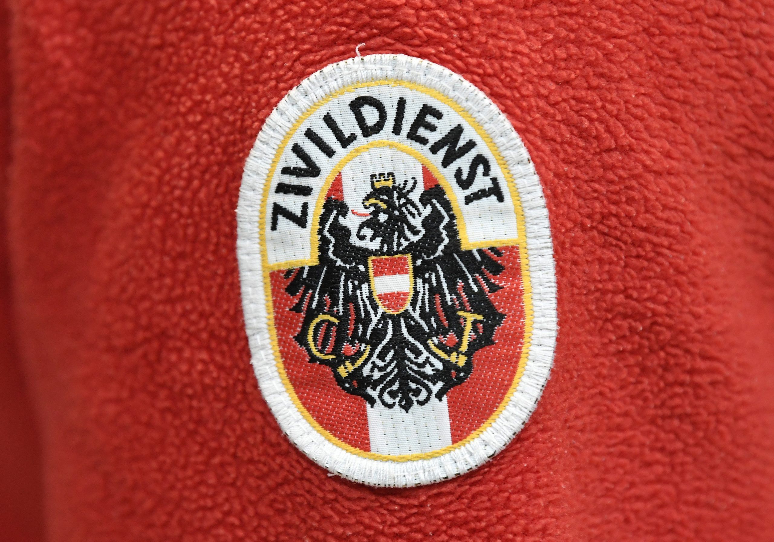 ABD0149_20200401 – WIEN –
STERREICH: Heute, Mittwoch, 1. April 2020, treten rund 3.500 au§erordentliche Zivildiener ihren Dienst an. 2.000 davon sind ehemalige Zivildiener, die sich freiwillig gemeldet haben. Im Bild: Ein Zivildienst-Abzeichen fotografiert im Rahmen der Einkleidung freiwilliger Zivildiener im Katastrophenhilfs-Zentrum des Roten Kreuzes in Wien-Inzersdorf. – FOTO: APA/ROBERT JAEGER