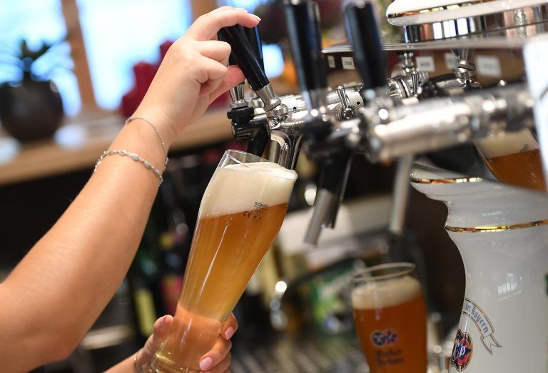 ABD0149_20210723 – ALTENAU – DEUTSCHLAND: ARCHIV – 17.10.2020, Bayern, Altenau: Eine Bedienung zapft Bier in einem Wirtshaus. (zu dpa: ÇBars und Kneipen in Bayern drfen auch innen ffnenÈ) Foto: Angelika Warmuth/dpa +++ dpa-Bildfunk +++. – FOTO: APA/dpa/Angelika Warmuth
