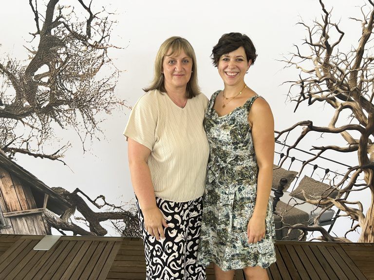 Ausbildnerin Ingrid Steurer und Prüferin Chantal Marent gratulierten herzlich