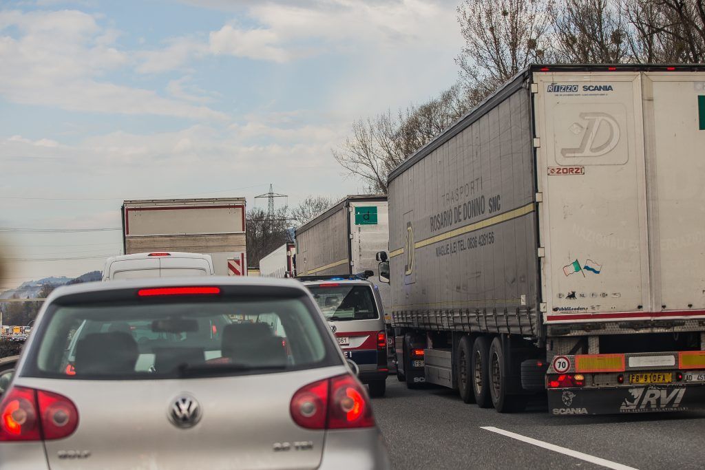Lkw-Fahrer stirbt auf Pannenstreifen der Autobahn