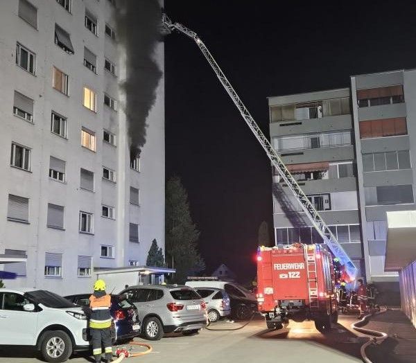 Bewohner retteten sich vor dem Feuer ins Freie