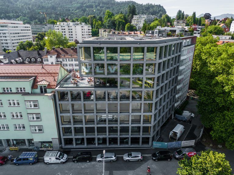 VLV – Architekturfotografie neue Zentrale, Fotos für eine 12-seitige großformatige Baueröffnung, bitte alles gut aufgelöst durchfotografieren – verschiedene Perspektiven von außen (Drohne?), Übergang zum unter Denkmalschutz stehenden Nachbarhaus, Eingangshalle, Kunstwerk, Beleuchtung, Büros/Räumlichkeiten, Durchblick 5. zu 1. Stock, Dachterrasse, Ausblick, Prallglas, sämtliche architektonischen Besonderheiten etc, evtl MitarbeiterportraitVLV – Architekturfotografie neue Zentrale, Fotos für eine 12-seitige großformatige […]
