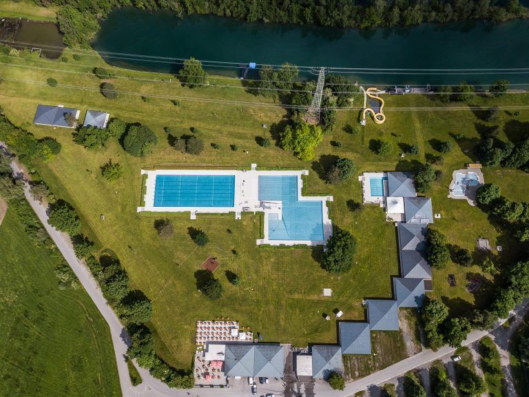 luftbild, drohne, drohnenbild, schwimmbad, freibad, bild zeigt die rheinauen in hohenems