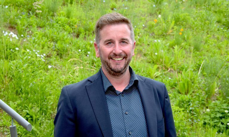 Der Bürgermeister der Gemeinde Gaschurn, Daniel Sandrell, beim 26. Montafoner Tourismustag 2024, Veranstaltungsort Gemeindesaal St. Gallenkirch
