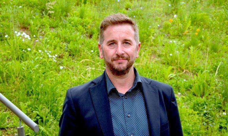 Der Bürgermeister der Gemeinde Gaschurn, Daniel Sandrell, beim 26. Montafoner Tourismustag 2024, Veranstaltungsort Gemeindesaal St. Gallenkirch