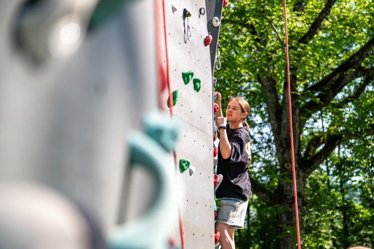 Ukrainische Schüler beim Kletterturm in Wolfurt