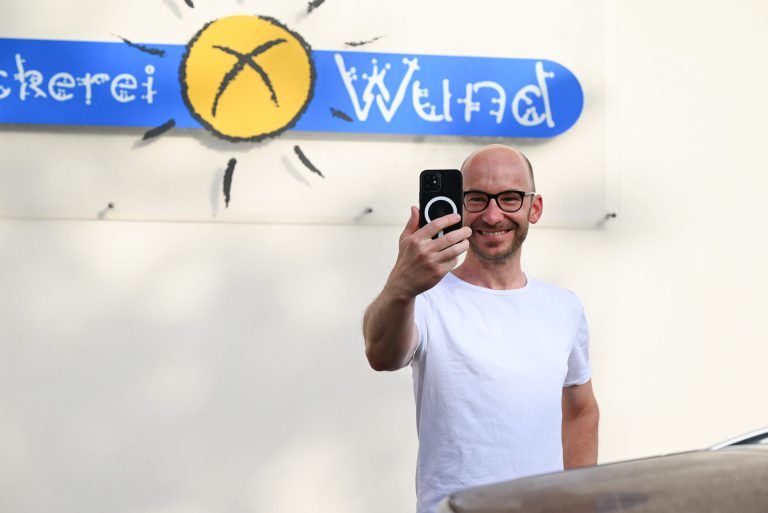 Die Bäckerei Wund schließt für immer. Am letzten Verkaufstag war der Andrang groß. Andreas machte sich noch ein Erinnerungs-Selfie. - © bvs