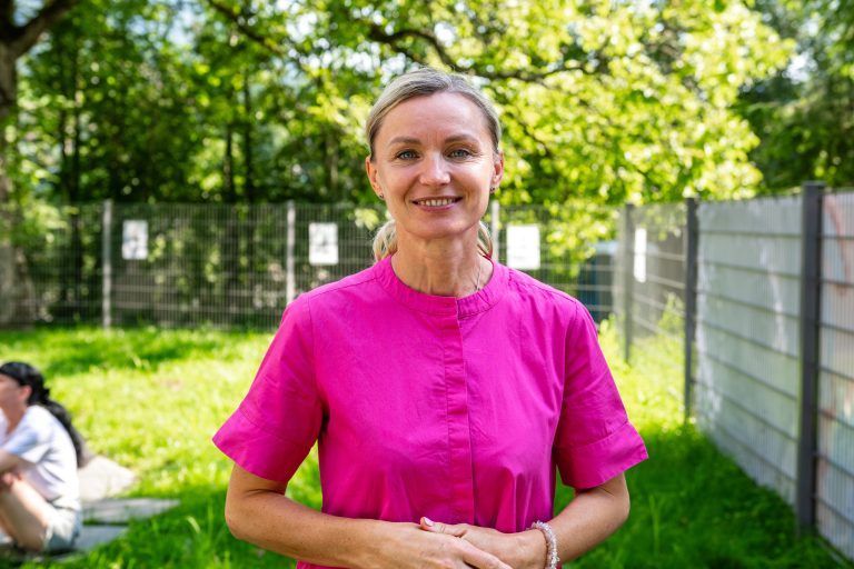 Ukrainische Schüler beim Kletterturm in Wolfurt