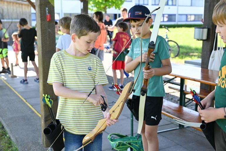 Beim Bogensportclub Lustenau lernen Schüler den richtigen Umgang mit Pfeil und Bogen. - © bvs