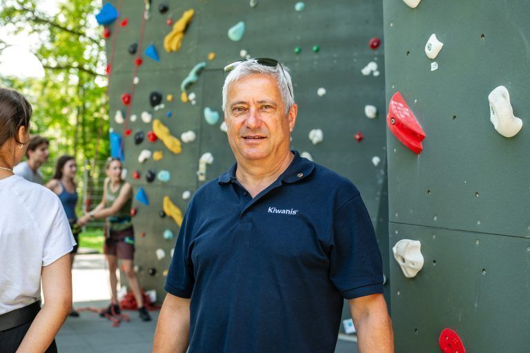 Ukrainische Schüler beim Kletterturm in Wolfurt