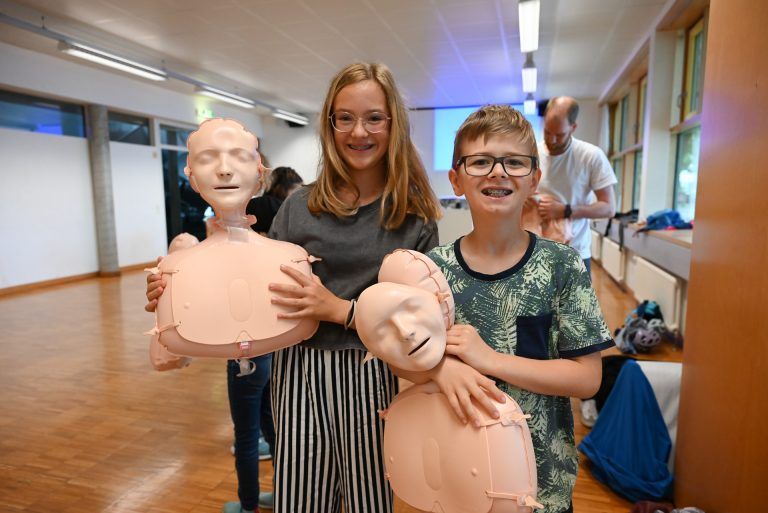 Amelie (11) und Eric (11) lernten am Samstagvormittag wie sie Leben retten können. - © bvs