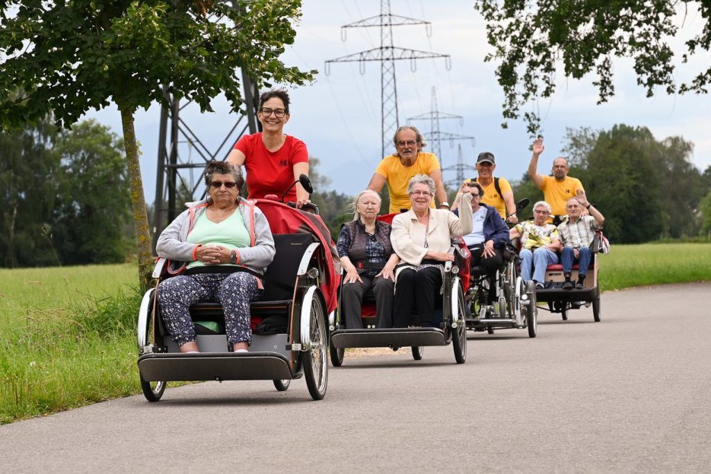 Im Rikscha-Korso durchs Dorf bis zum Bodensee