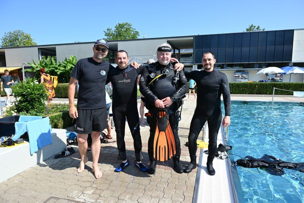 Mit Sauerstoffflasche und Taucherbrille abtauchen