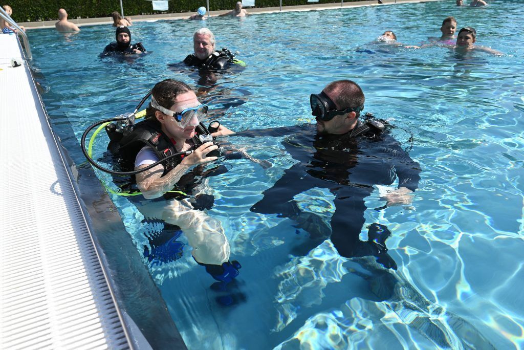 Mit Sauerstoffflasche und Taucherbrille abtauchen