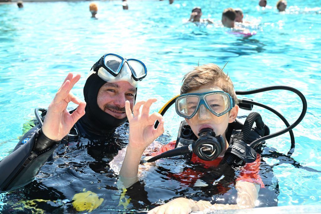 Mit Sauerstoffflasche und Taucherbrille abtauchen