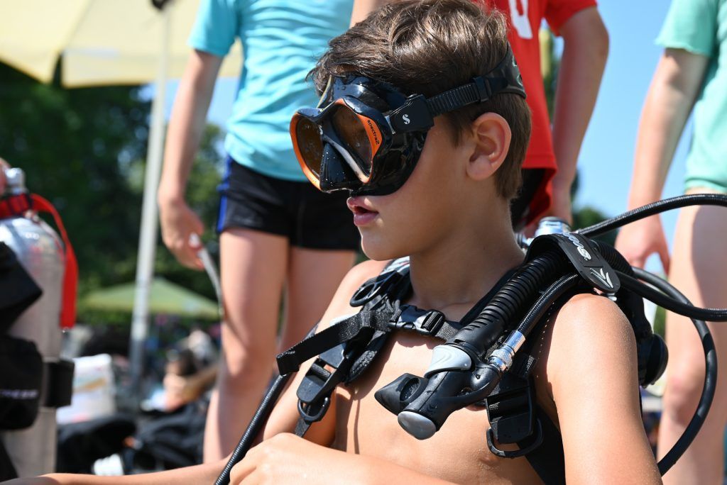 Mit Sauerstoffflasche und Taucherbrille abtauchen