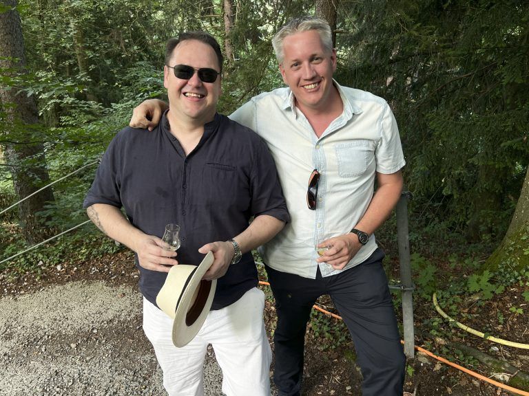Daniel Maldoner und Gert Nesensohn mit dem Begrüßungsschlückchen