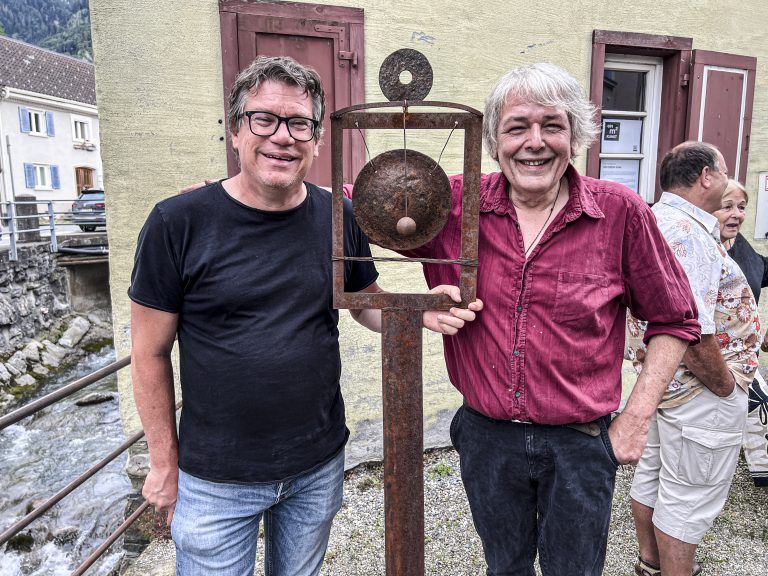 Dieter Heidegger mit Günther Blenke brachten _Der eiserne Gong_ an den Emsbach